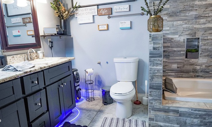 Pontchartrain Park Casa | Charming and comfortable 2-bedroom house that sleeps 6 with a gym.