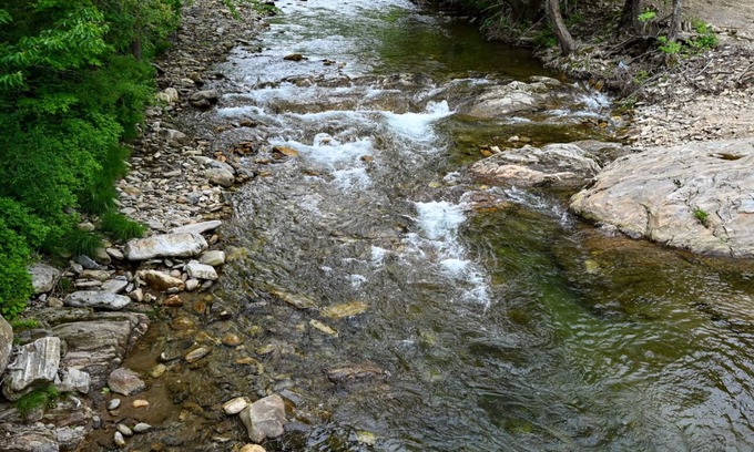 Canton Cabina | Charming and cozy 3-bedroom cabin featuring WiFi,and endless river frontage.
