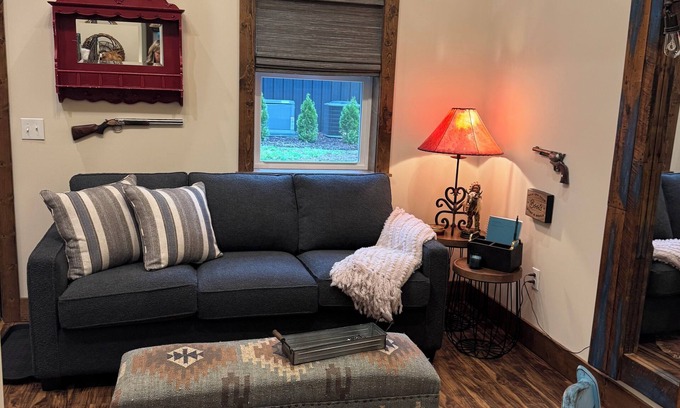 Newaygo Cabina | Charming and Cozy Retreat in Newaygo, MI- The Rustic Barn dominium