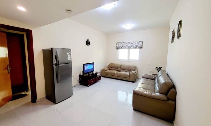Al Qasimia Apartamento | Charming and spacious 2-bedroom apartment with 2 bathrooms, kitchen and balcony.