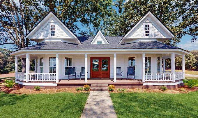 Cleveland Casa | Charming and spacious country home with mountain views
