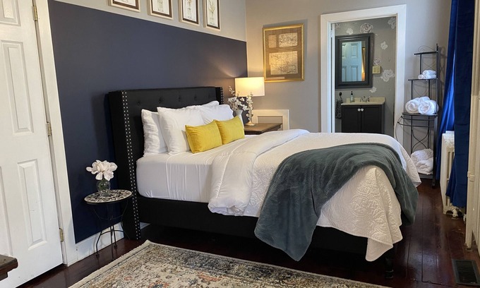 Rohrerstown Apartamento | Charming and unique 1 bedroom Victorian Apartment