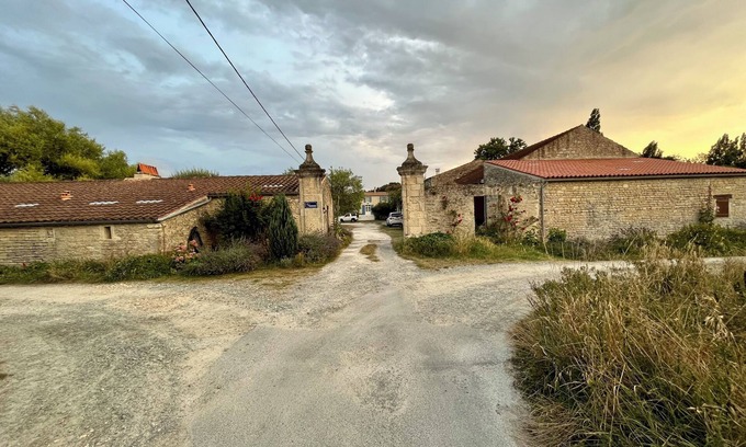 Le Chateau-d'Oleron Apartamento | Charming apartment in a 17th century farmhouse, sleeps 4