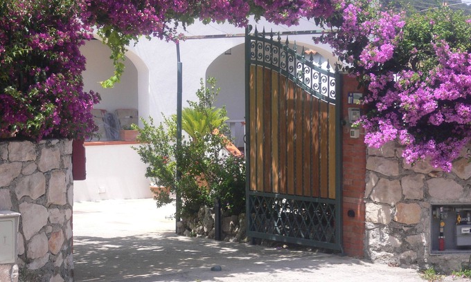San Felice Circeo Apartamento | Apartamento en villa 'Bouganville' con vistas al mar y la montaña
