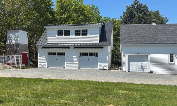 Manset Apartamento | Charming apartment for two in Southwest Harbor. King bed, AC, well-equipped.