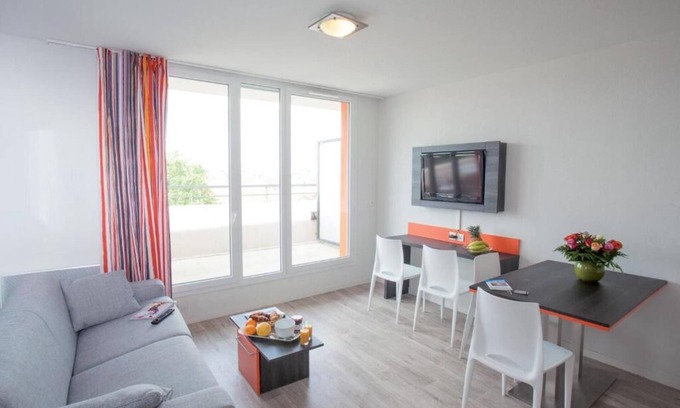 Chevilly-Larue Hotel | Charming Apartment w/ Kitchenette Steps from Vibrant Market & Metro
