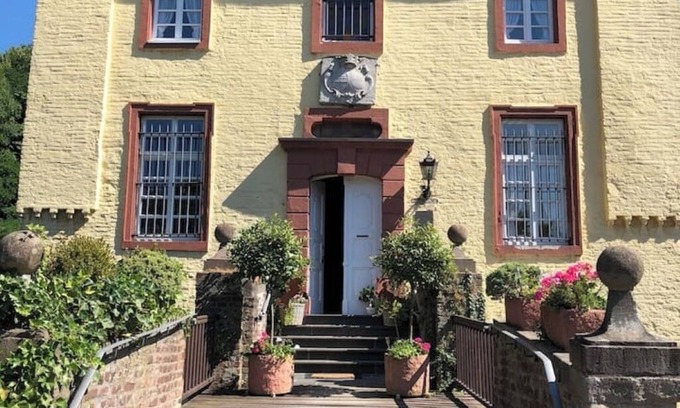Rommerskirchen Apartamento | Charming apartment on Wasserburg Anstel equestrian farm
