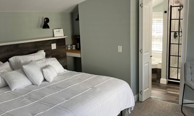 Pawcatuck Apartamento | Charming apartment in fabulous Westerly with AC, WiFi