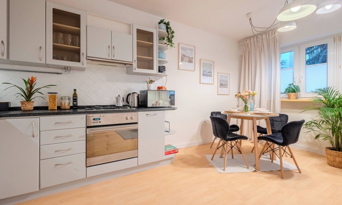 Rakowiec Apartamento | Charming Apartment Near Chopin Airport with Private Home Theater!