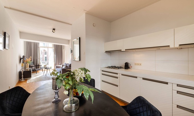 Museum Quarter Apartamento | Charming Apartment on the P.C. Hooftstraat. Stylish Comfort in the Heart of Amsterdam.