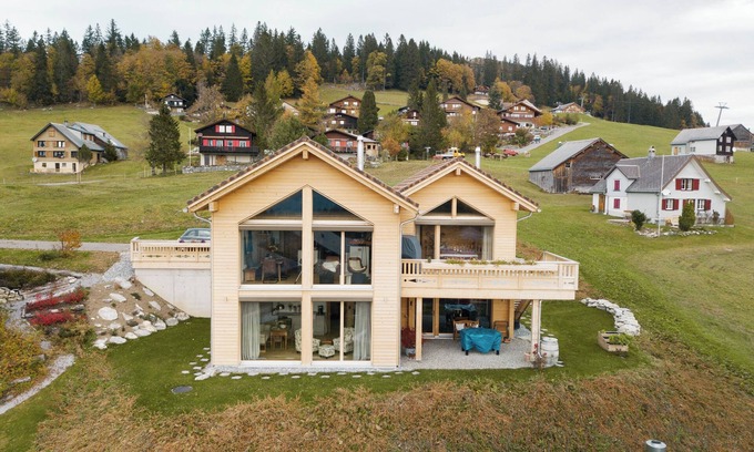 Mitloedi Apartamento | Charming Apartment Strohballenhaus in Scenic Amden, Switzerland