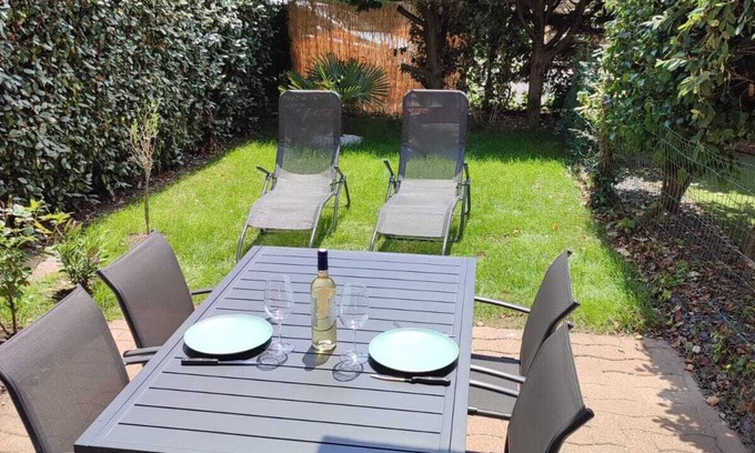 Morbihan Apartamento | Charming T2 ground floor apartment in Carnac 200 m from the beach with garden and terrace