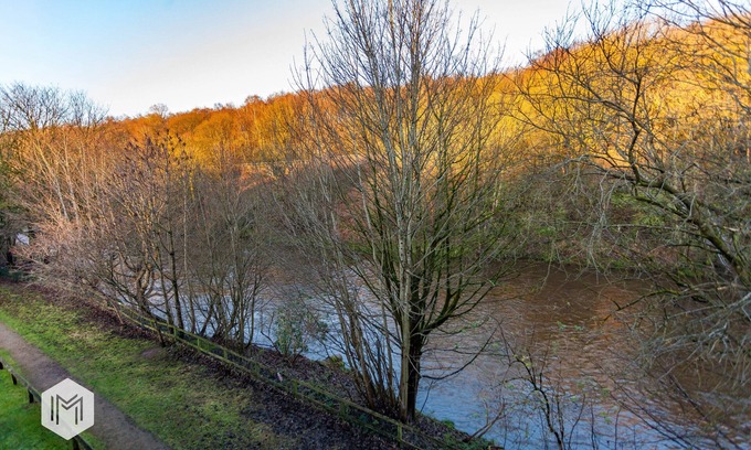 Little Lever Apartamento | Charming Apartment with River Views