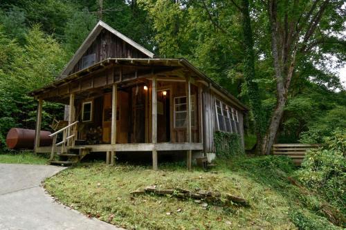 Topton Casa | Charming Appalachian Mountain Cabin for Glamping near the Nantahala River