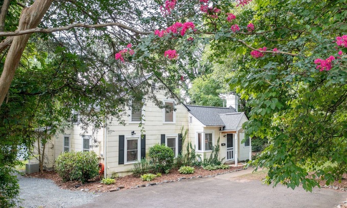 Winston - Salem Casa | Charming Ardmore Bungalow I 2BR + Bonus Room I 2 Bath I Spacious Yard
