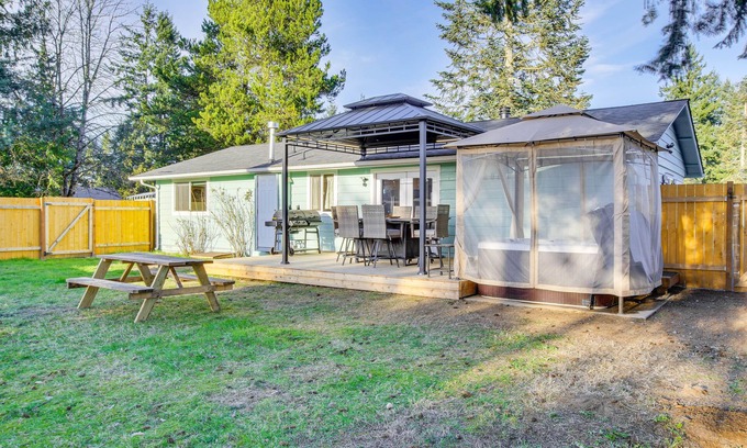 Arlington Casa | Charming Arlington Home w/ Hot Tub & Fenced Yard!