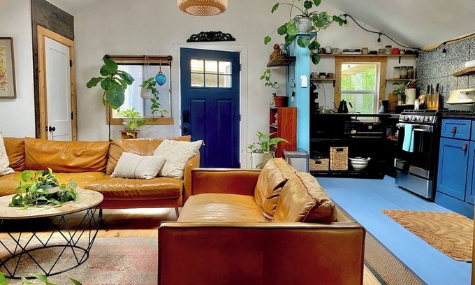 Govalle Cabaña | Charming Back House . Free Bikes . Tesla Charger