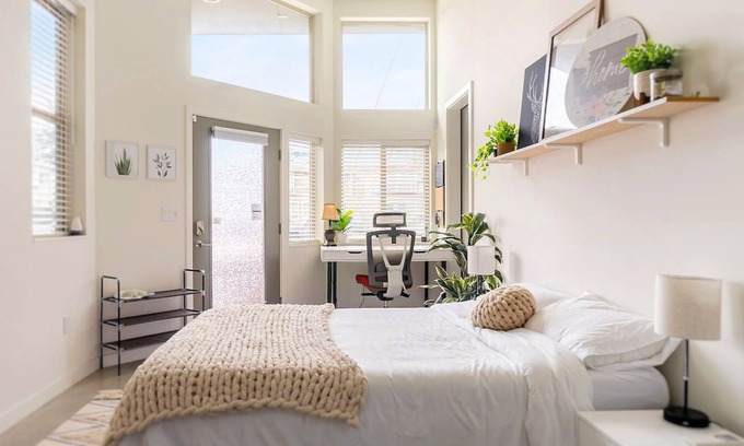 Whittier Heights Apartamento | Charming Ballard studio with a movie projector