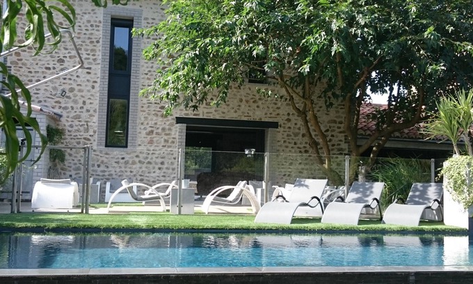 Cardet Casa | Granero encantador renovado estilo taller .......................... Piscina climatizada