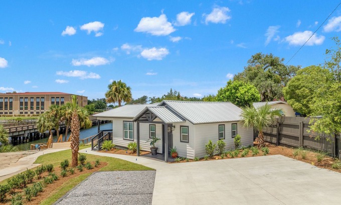 Bunkers Cove Casa | Charming Bayou Carriage House w/Dock Access – 2BR
