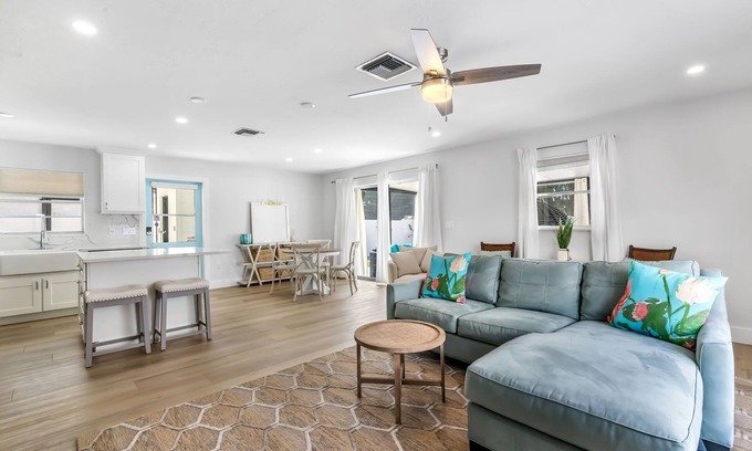 North Naples Casa | Charming Beach Bungalow, Perfect for all!
