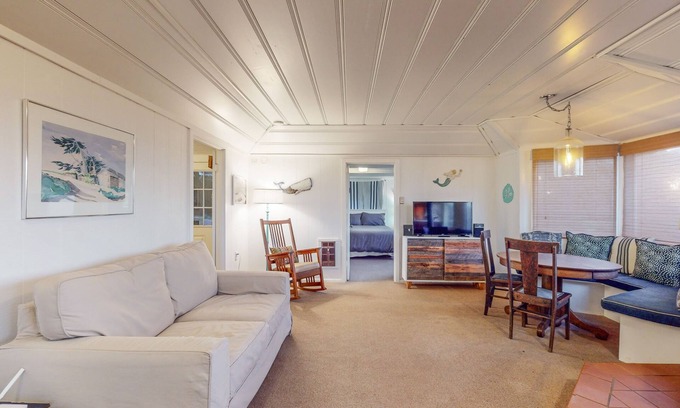 Salmon Creek Casa | Charming beach cottage with an ocean view, WiFi, gas fireplace, & full kitchen