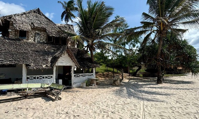 Tiwi Cabaña | Charming beach-front cottage in Tiwi for easy-going friends with AC and WiFi