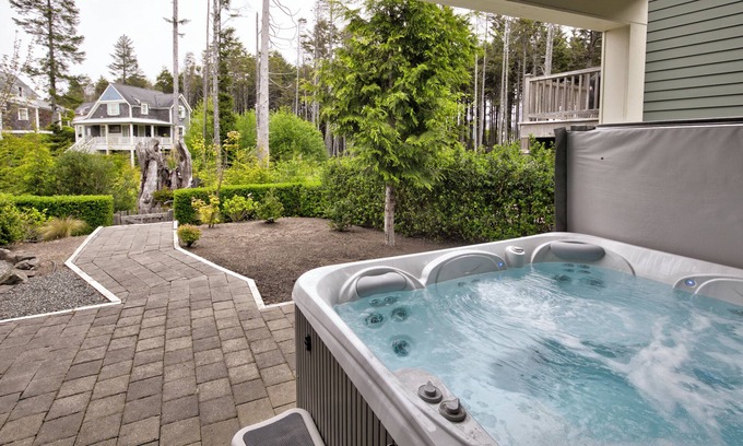 Seabrook Casa | Charming Beach House - 5 Min Walk to Shops, Dining, & Beach + Hot Tub + Dogs OK