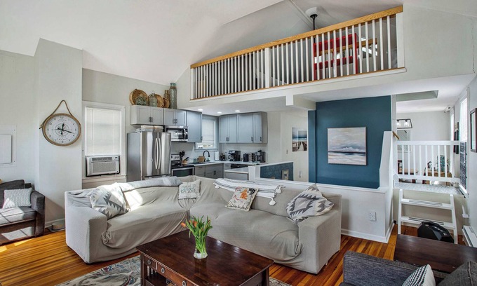 North Beach Apartamento | Charming Beach House Top Floor - Walk Everywhere!