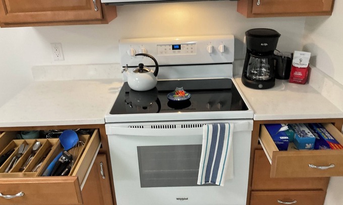 Norfolk Condominio | Charming Beach house 2-bedroom in lovely upscale rolling hills area Norfolk!