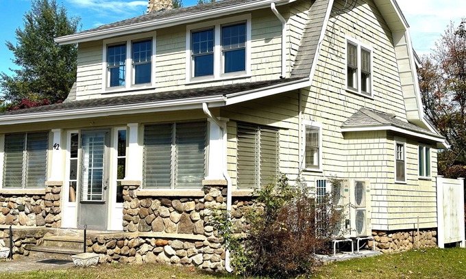 Westbrook Center Casa | Charming Beach House-Short walk to Private Beach