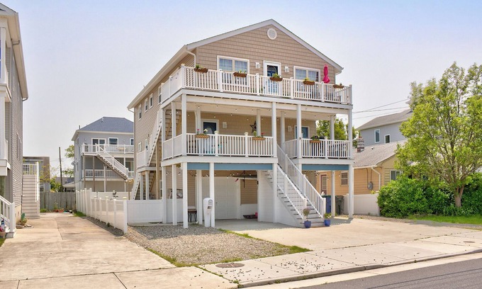 Brigantine Condominio | Charming beach town rental with sunset bay views a short walk to the beach