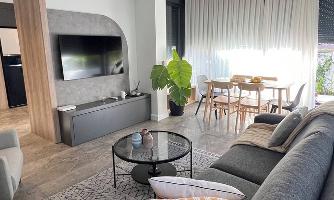 Kemer Mahallesi Apartamento | Charming Beachside Apartment with Private Garden