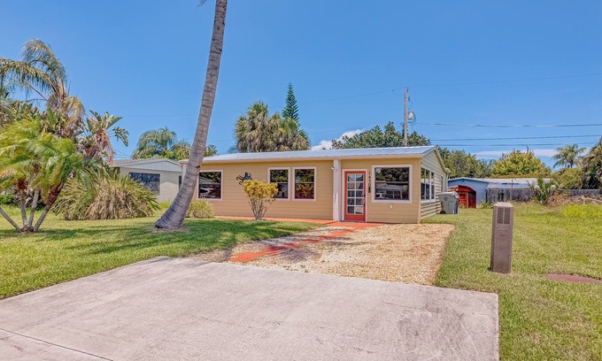 Rock Ridge Casa | Charming, beachy cottage with a full kitchen, central AC, & washer/dryer