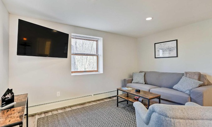 Beacon Apartamento | Charming Beacon Apt with Fire Pit Near Hiking!