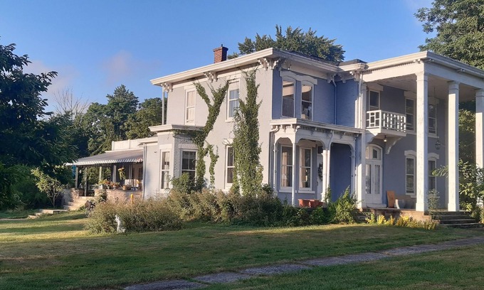 Strongsville Cama Y Desayuno | Charming bed & breakfast with WiFi and AC in historic Strongsville