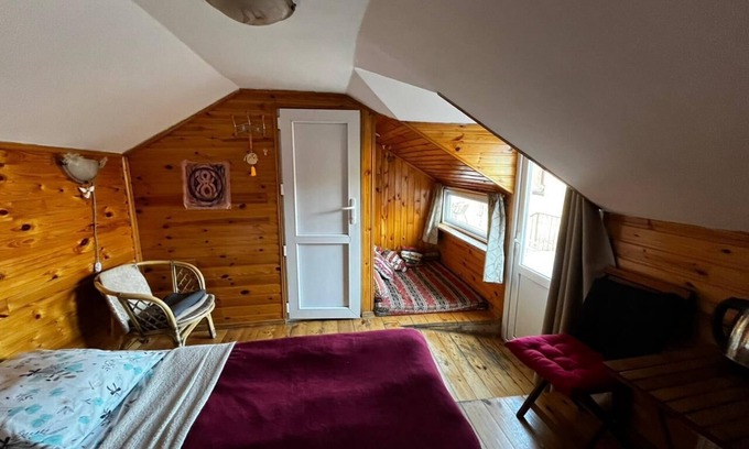Mirzaani Cama Y Desayuno | Charming bed & breakfast with WiFi, AC in lovely Sighnaghim