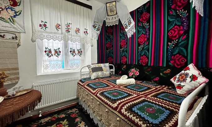 Moldova Cama Y Desayuno | Charming bed & breakfast in fabulous Băcioi with WiFi, AC