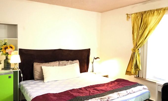 Renton Cama Y Desayuno | Charming bed & breakfast in delightful Renton King Size Bed Room with WiFi
