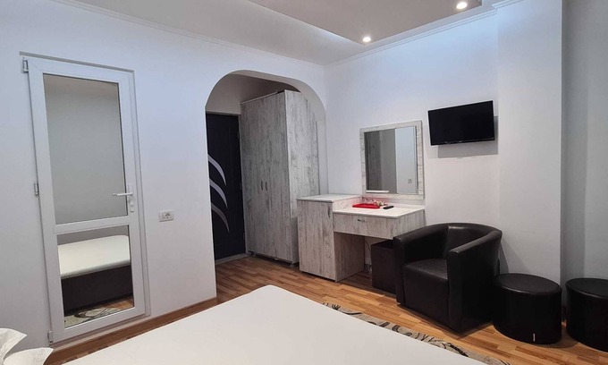 2 Mai Cama Y Desayuno | Charming bed & breakfast with AC and WiFi in amazing 2 MAI