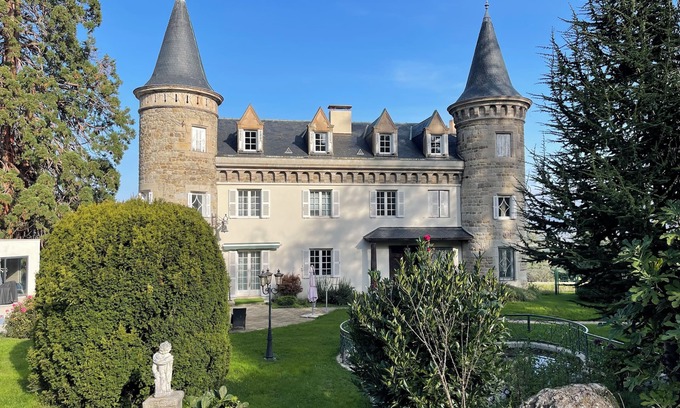 Saint-Genest-Lerpt Cama Y Desayuno | Charming Bed & Breakfast in a castle with breakfast included