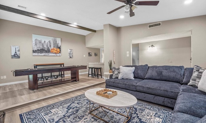 Bedford Casa | Charming Bedford 4BR Gameroom
