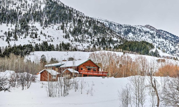 Bedford Casa | Charming Bedford Cabin with Private Hot Tub!