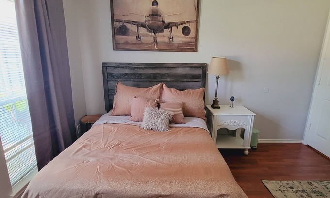 Denton Cama Y Desayuno | Charming Bedroom in Denton with AC.nshared bathroom