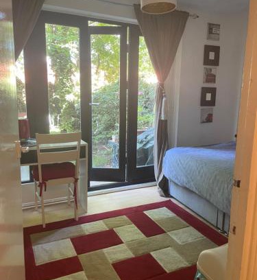 St. Pancras and Somers Town Casa | Charming Bedroom with Garden