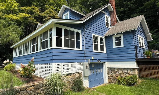 Glendale Casa | Charming Berkshire Farmhouse: Your Cozy Retreat Awaits!