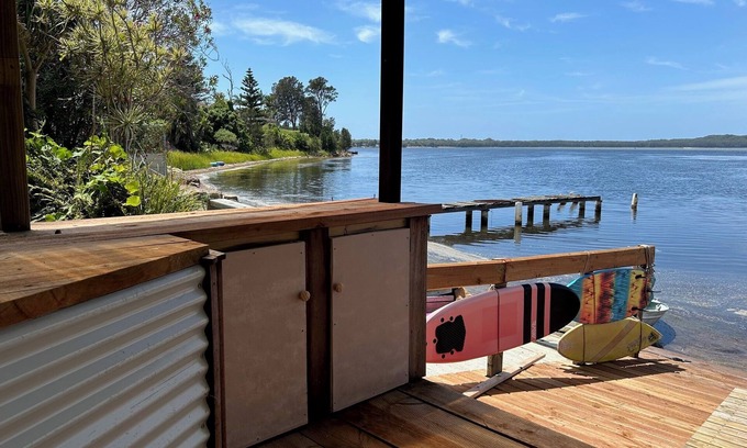 Central Coast Chalet De Esquí | Charming Boathouse on the Lake