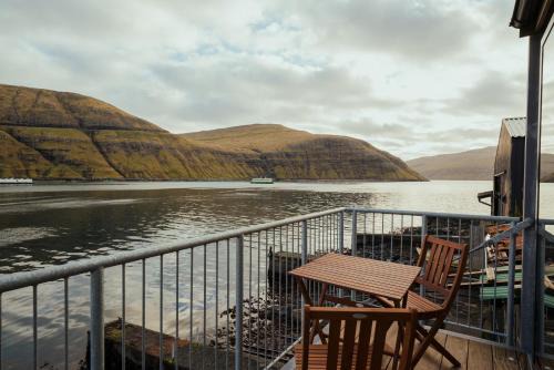 Vestmanna Apartamento | Charming Boathouse with Panoramic Fjord Views