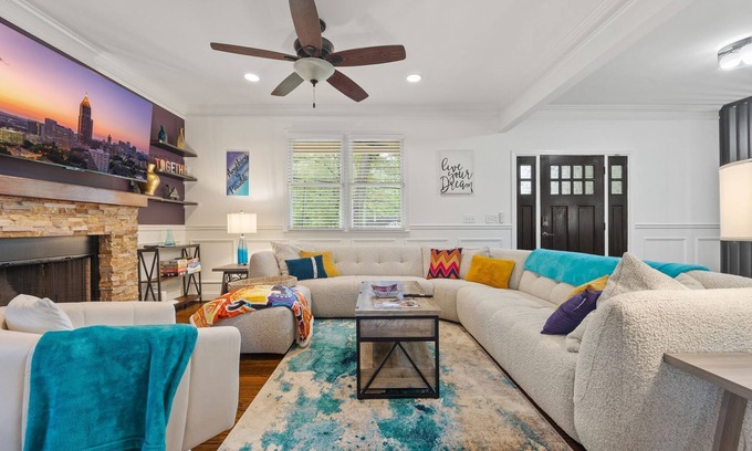 East Side Casa | Charming Boho Getaway -Near Downtown- Sleeps 10