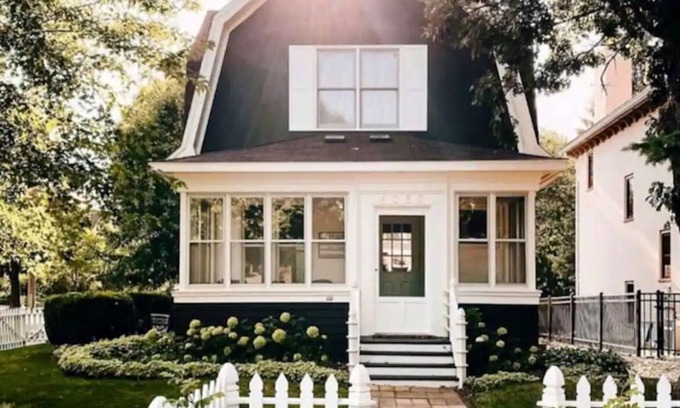 Linden Hills Casa | Charming Boxwood Cottage in Linden Hills